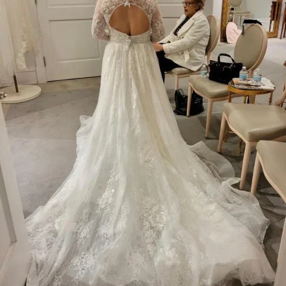 New, never worn Wedding Dress - Picture 2 of 5